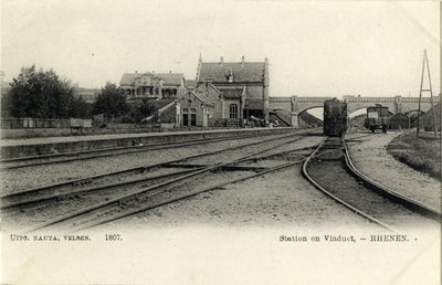 11901 Gezicht op het station van de H.IJ.S.M. (Hollandsche IJzeren Spoorweg-Maatschappij) te Rhenen, met rechts het ...